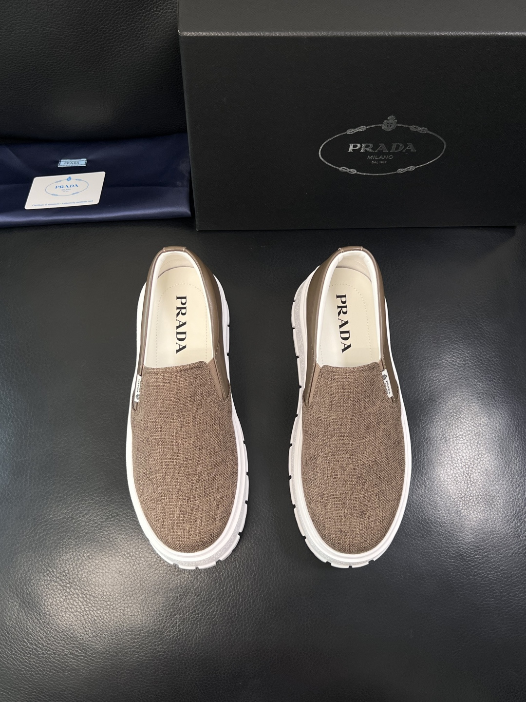 Prada  顶级工艺品，普拉达 专柜同步，原厂配置意大利进口牛皮拼布面料，进口牛皮内里垫，透气舒适，鞋