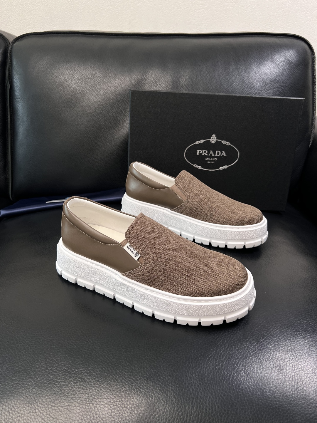 Prada  顶级工艺品，普拉达 专柜同步，原厂配置意大利进口牛皮拼布面料，进口牛皮内里垫，透气舒适，鞋