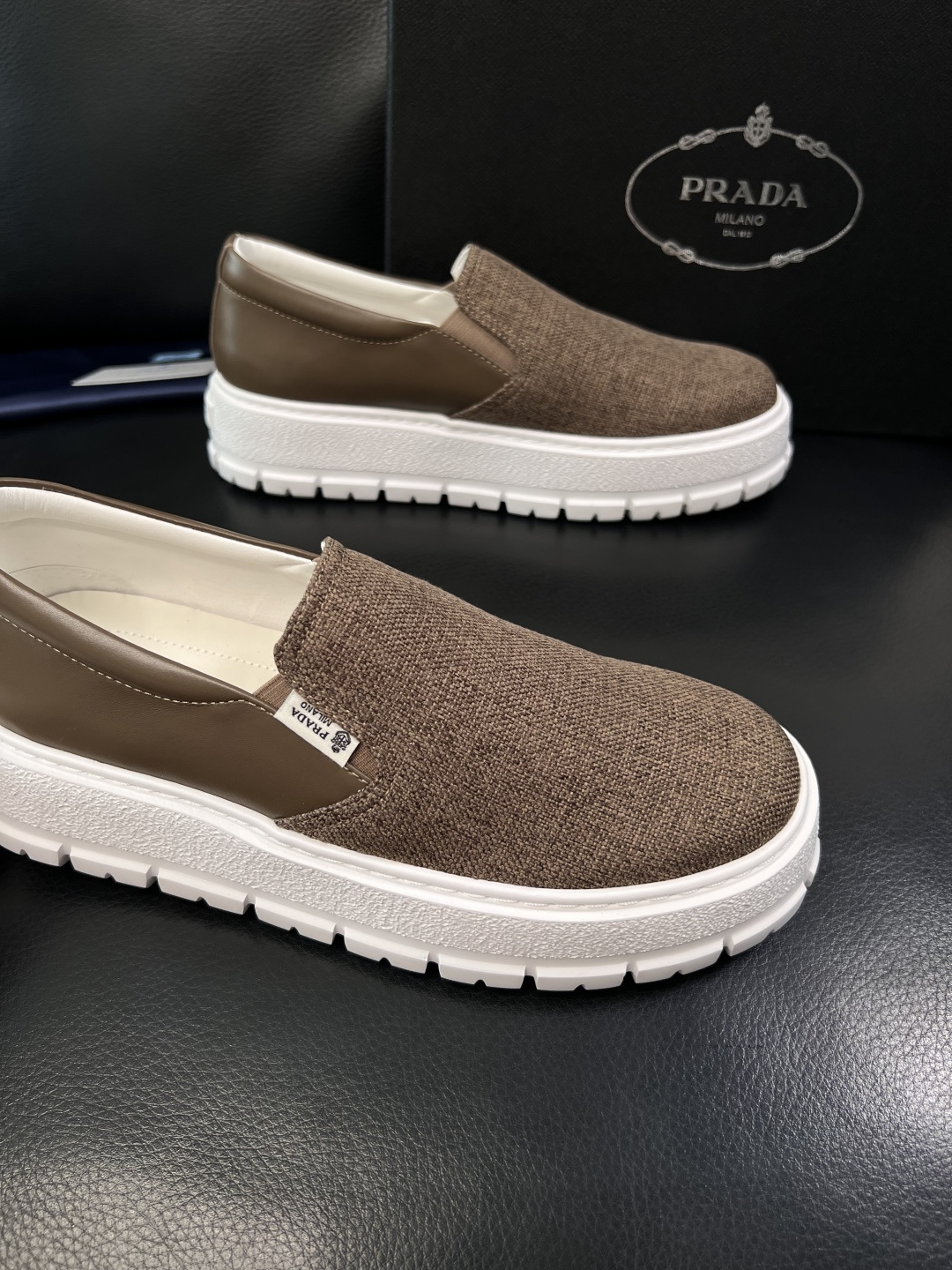 Prada  顶级工艺品，普拉达 专柜同步，原厂配置意大利进口牛皮拼布面料，进口牛皮内里垫，透气舒适，鞋