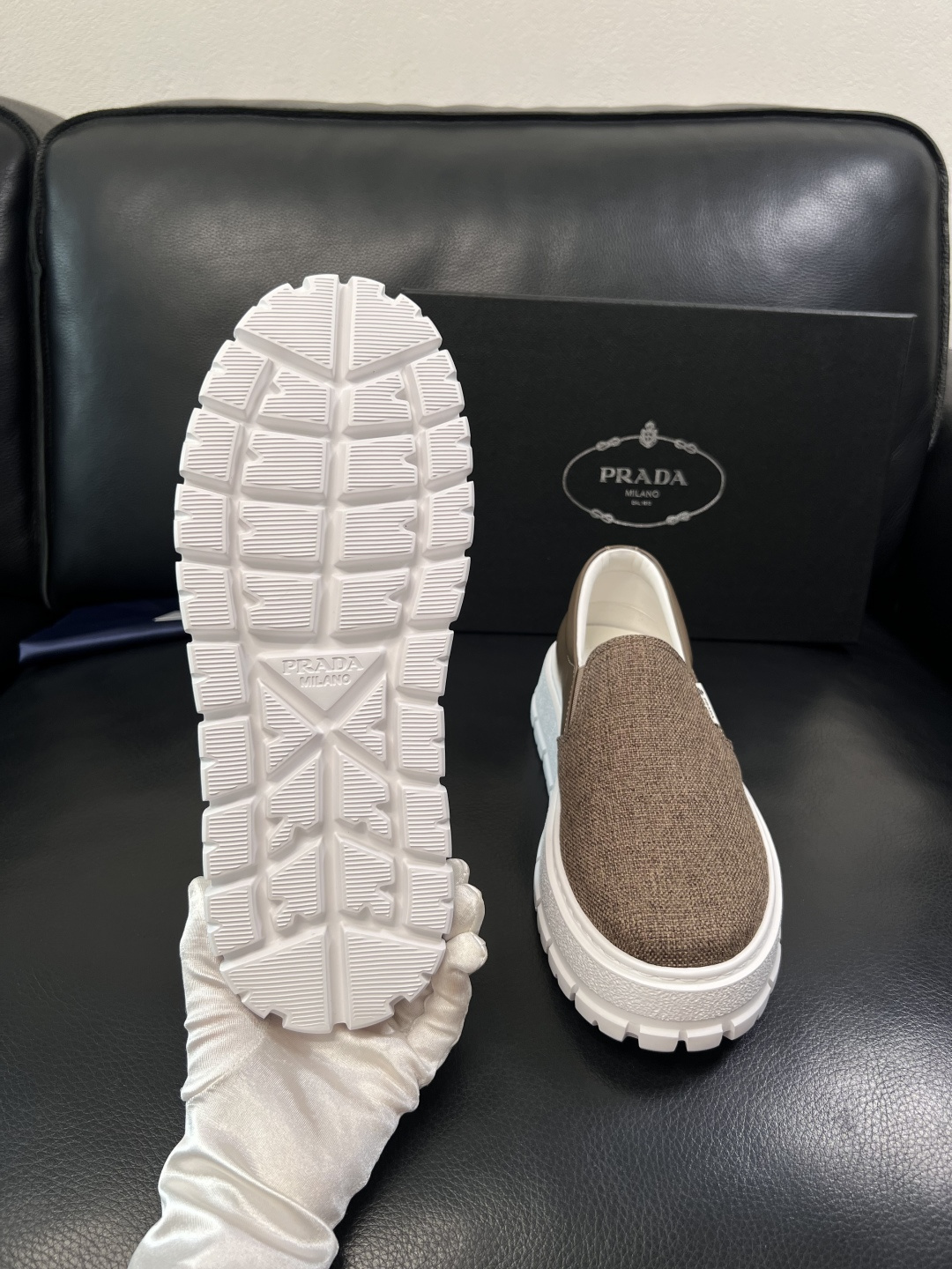 Prada  顶级工艺品，普拉达 专柜同步，原厂配置意大利进口牛皮拼布面料，进口牛皮内里垫，透气舒适，鞋