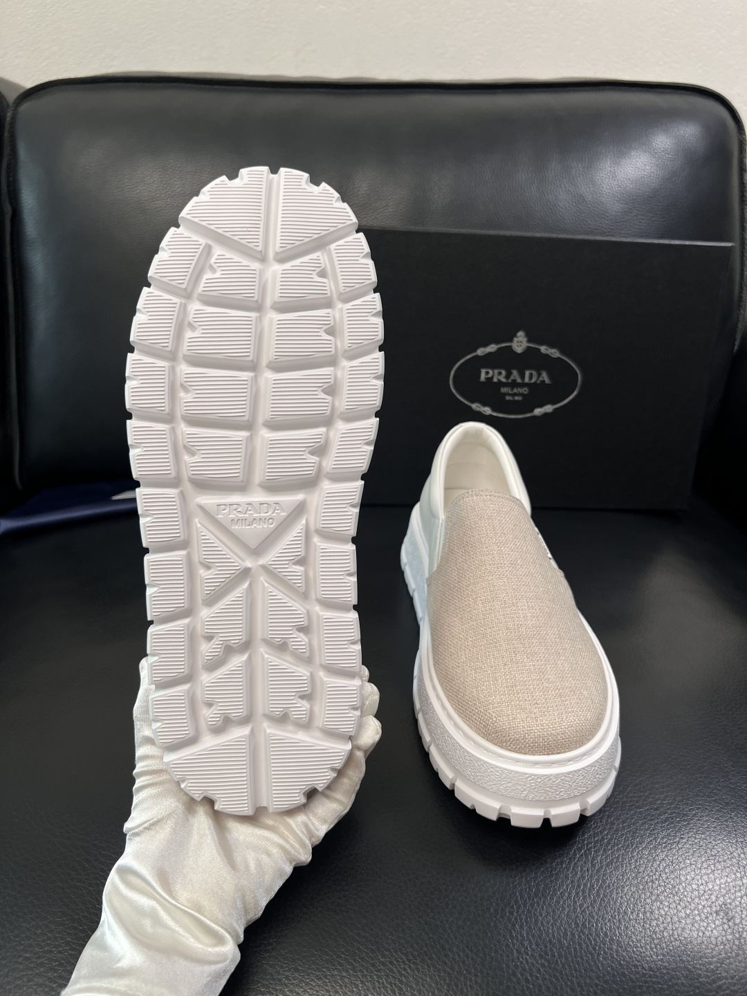 Prada  顶级工艺品，普拉达 专柜同步，原厂配置意大利进口牛皮拼布面料，进口牛皮内里垫，透气舒适，鞋