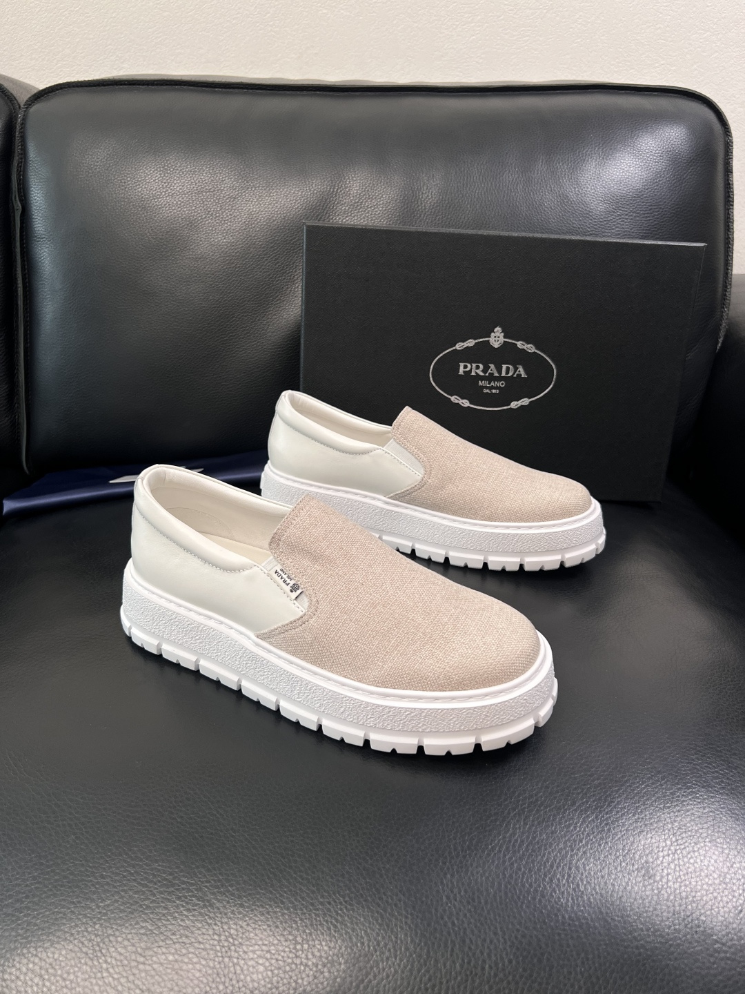Prada  顶级工艺品，普拉达 专柜同步，原厂配置意大利进口牛皮拼布面料，进口牛皮内里垫，透气舒适，鞋