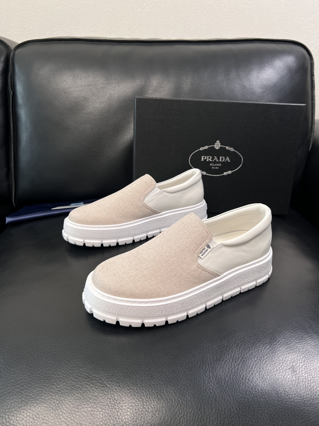 Prada  顶级工艺品，普拉达 专柜同步，原厂配置意大利进口牛皮拼布面料，进口牛皮内里垫，透气舒适，鞋