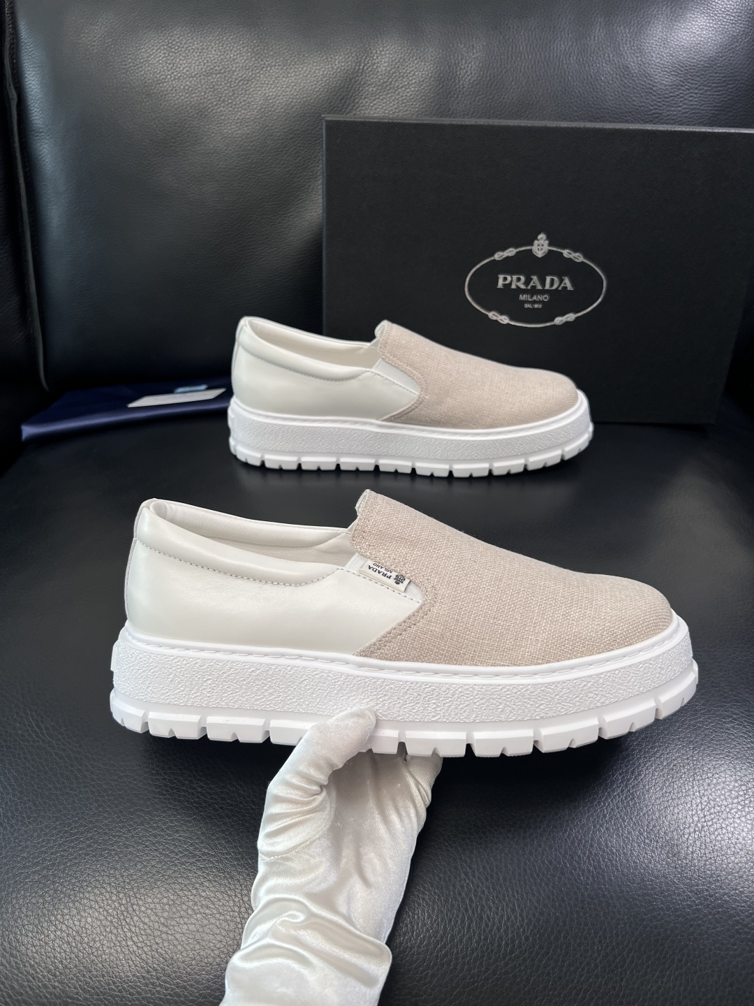 Prada  顶级工艺品，普拉达 专柜同步，原厂配置意大利进口牛皮拼布面料，进口牛皮内里垫，透气舒适，鞋
