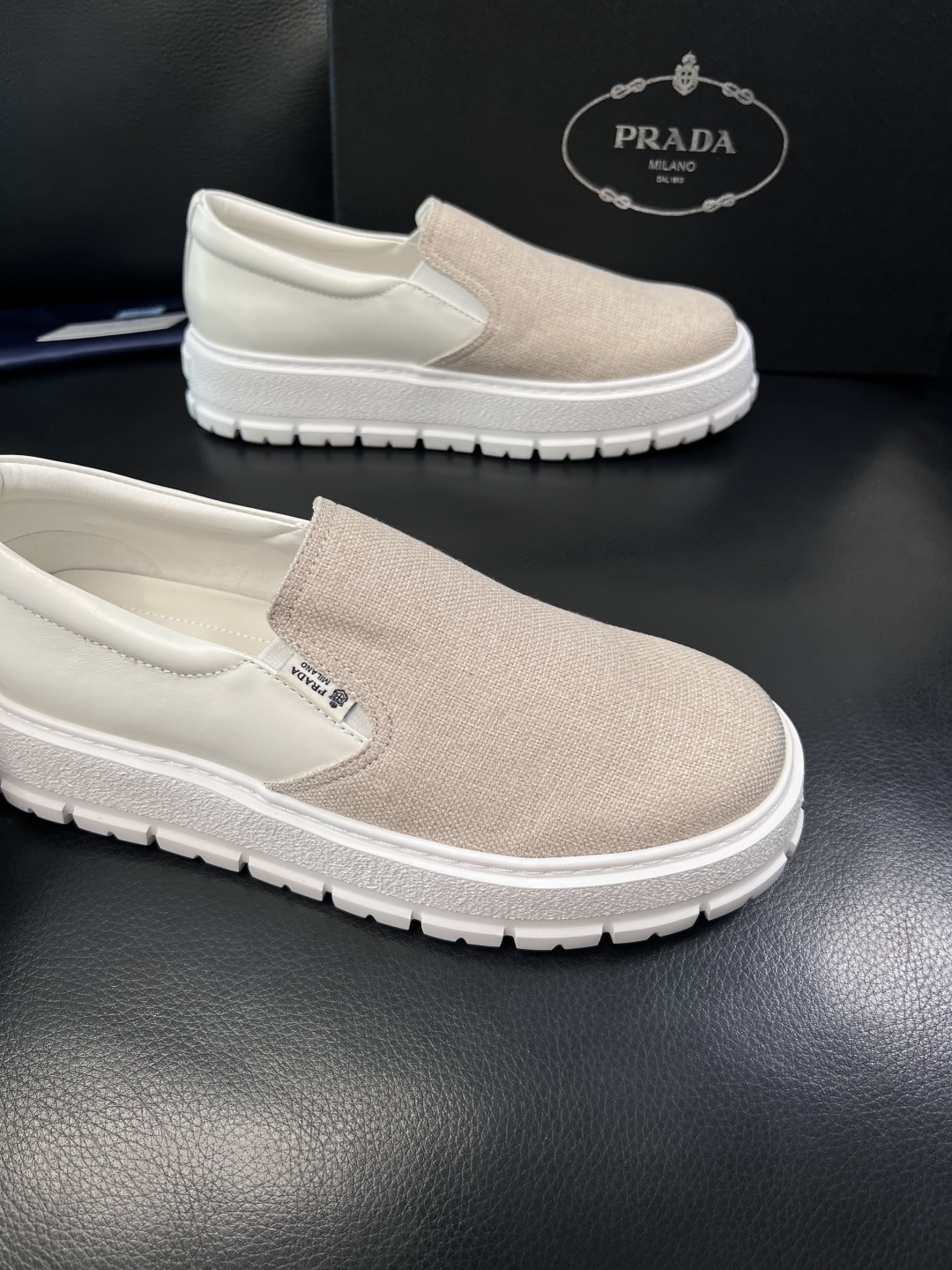 Prada  顶级工艺品，普拉达 专柜同步，原厂配置意大利进口牛皮拼布面料，进口牛皮内里垫，透气舒适，鞋