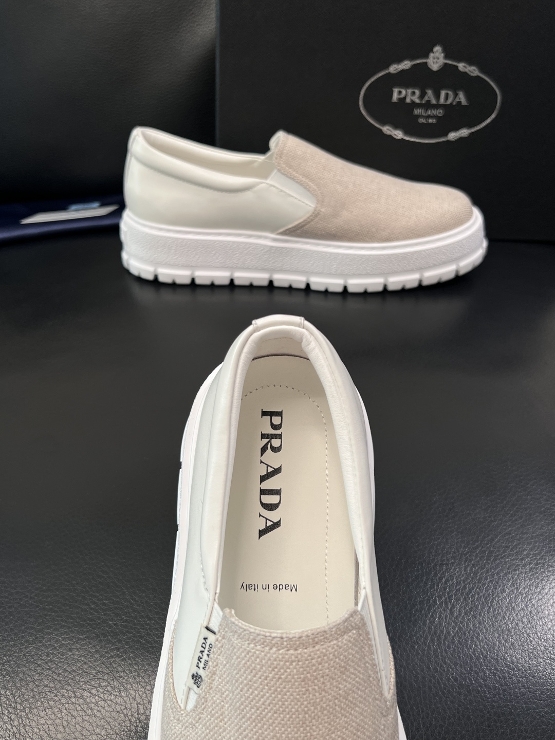 Prada  顶级工艺品，普拉达 专柜同步，原厂配置意大利进口牛皮拼布面料，进口牛皮内里垫，透气舒适，鞋