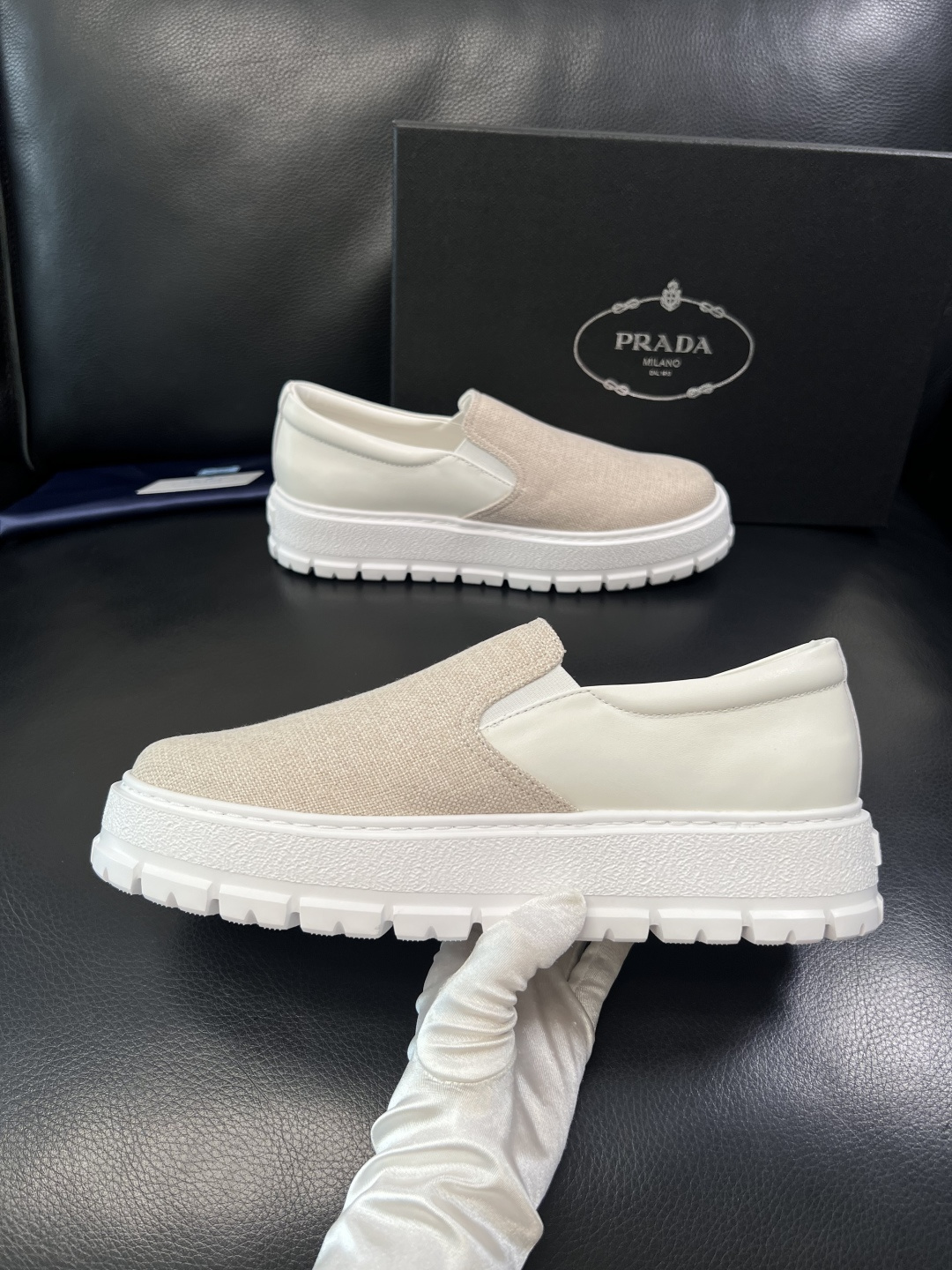 Prada  顶级工艺品，普拉达 专柜同步，原厂配置意大利进口牛皮拼布面料，进口牛皮内里垫，透气舒适，鞋