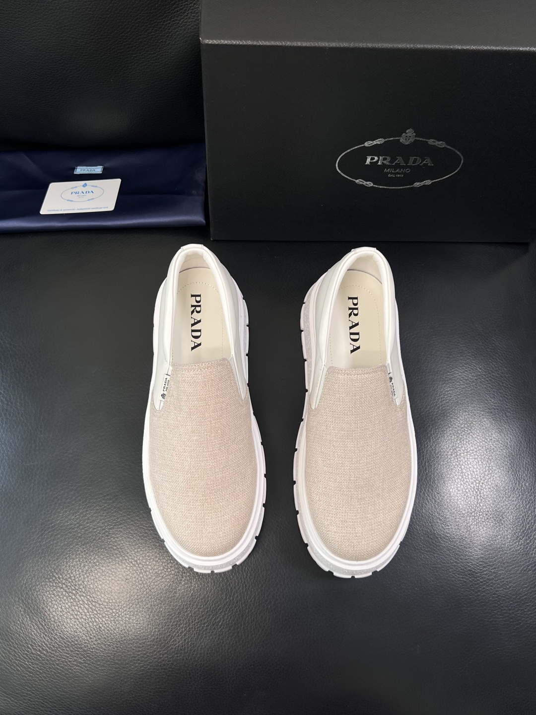 Prada  顶级工艺品，普拉达 专柜同步，原厂配置意大利进口牛皮拼布面料，进口牛皮内里垫，透气舒适，鞋
