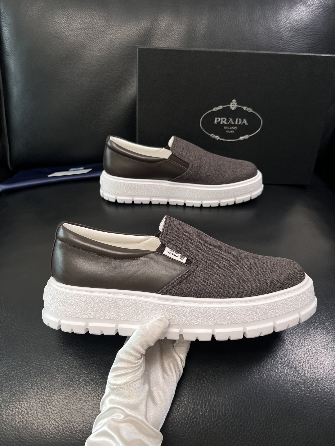 Prada  顶级工艺品，普拉达 专柜同步，原厂配置意大利进口牛皮拼布面料，进口牛皮内里垫，透气舒适，鞋