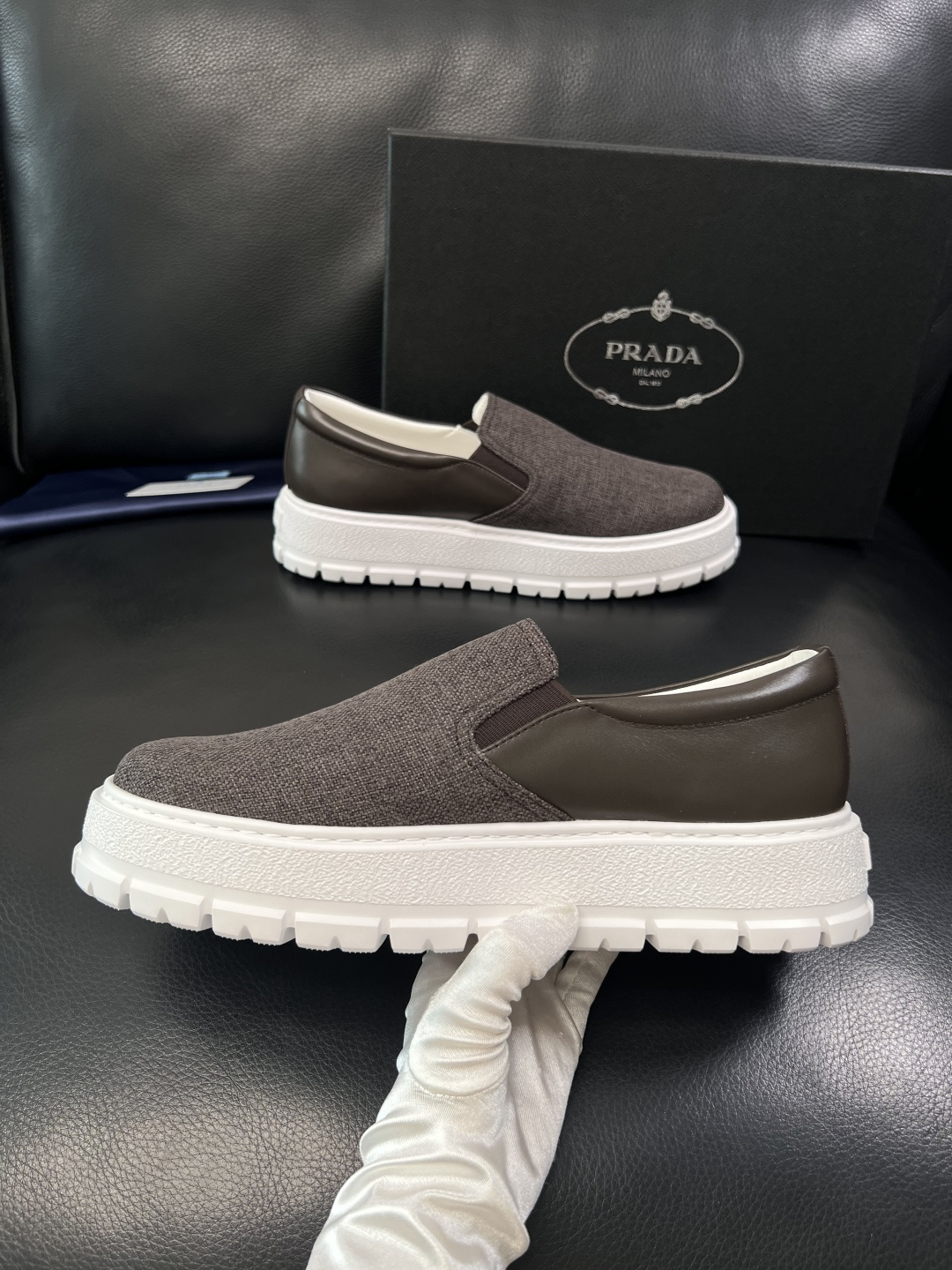 Prada  顶级工艺品，普拉达 专柜同步，原厂配置意大利进口牛皮拼布面料，进口牛皮内里垫，透气舒适，鞋