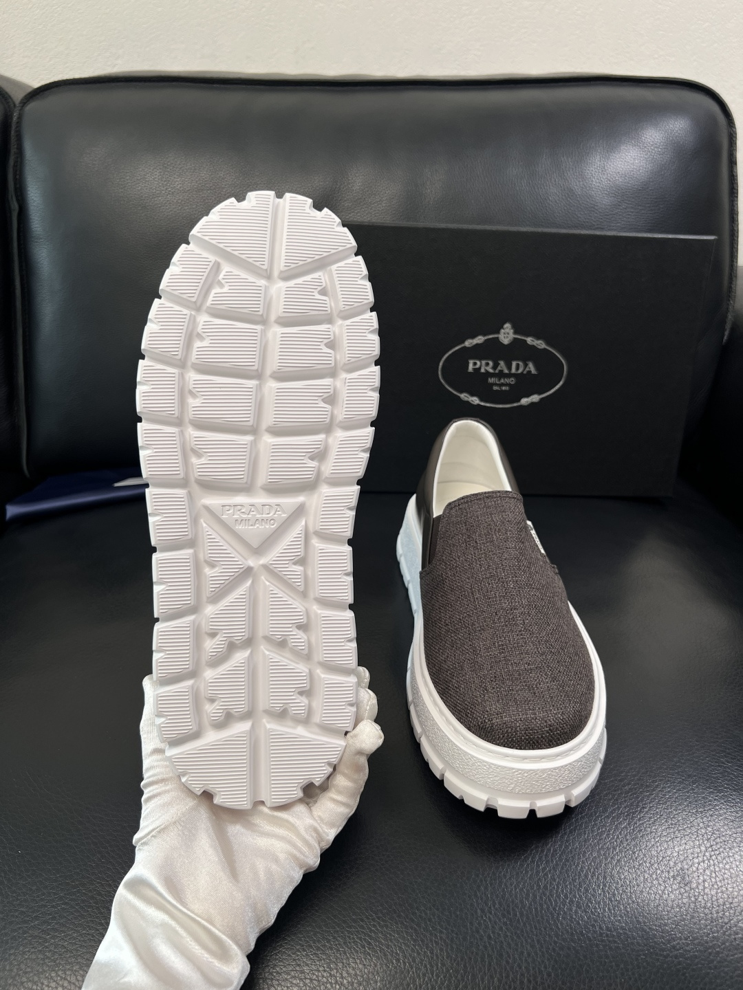 Prada  顶级工艺品，普拉达 专柜同步，原厂配置意大利进口牛皮拼布面料，进口牛皮内里垫，透气舒适，鞋