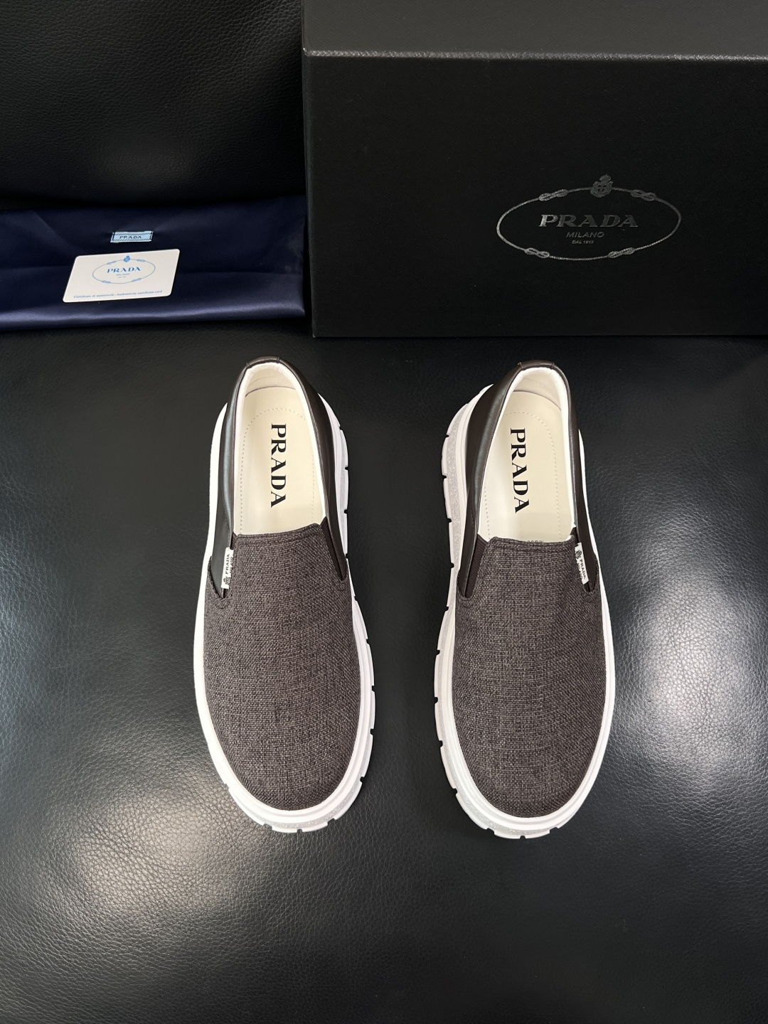 Prada  顶级工艺品，普拉达 专柜同步，原厂配置意大利进口牛皮拼布面料，进口牛皮内里垫，透气舒适，鞋
