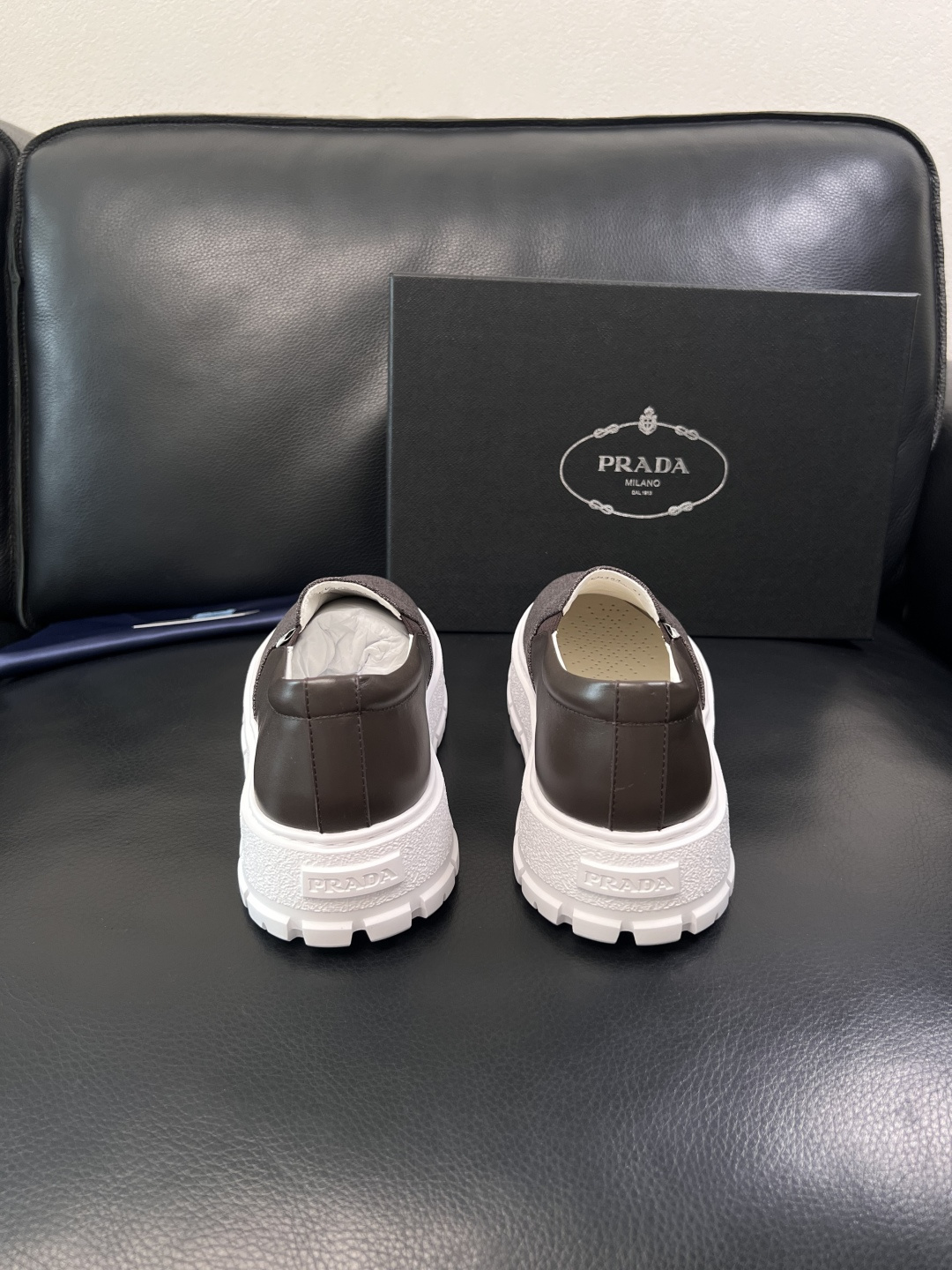 Prada  顶级工艺品，普拉达 专柜同步，原厂配置意大利进口牛皮拼布面料，进口牛皮内里垫，透气舒适，鞋