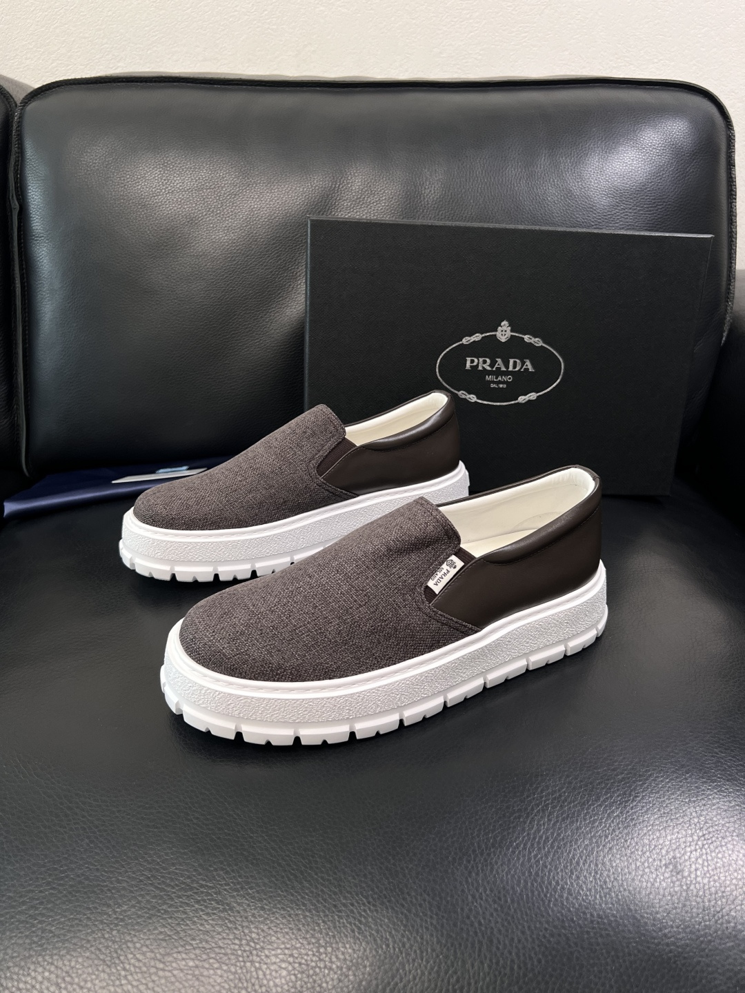 Prada  顶级工艺品，普拉达 专柜同步，原厂配置意大利进口牛皮拼布面料，进口牛皮内里垫，透气舒适，鞋