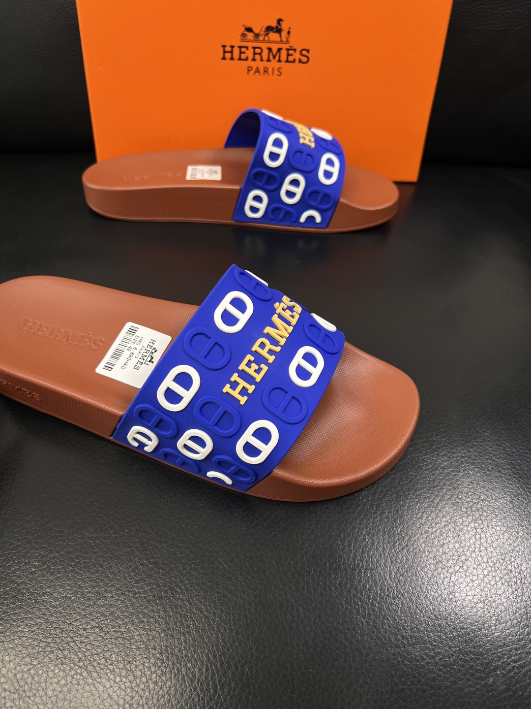 Hermes  高品质  顶级工艺品  爱马仕 拖鞋专柜同步发售原厂配置，意大利进口原版面料，高品质拼接
