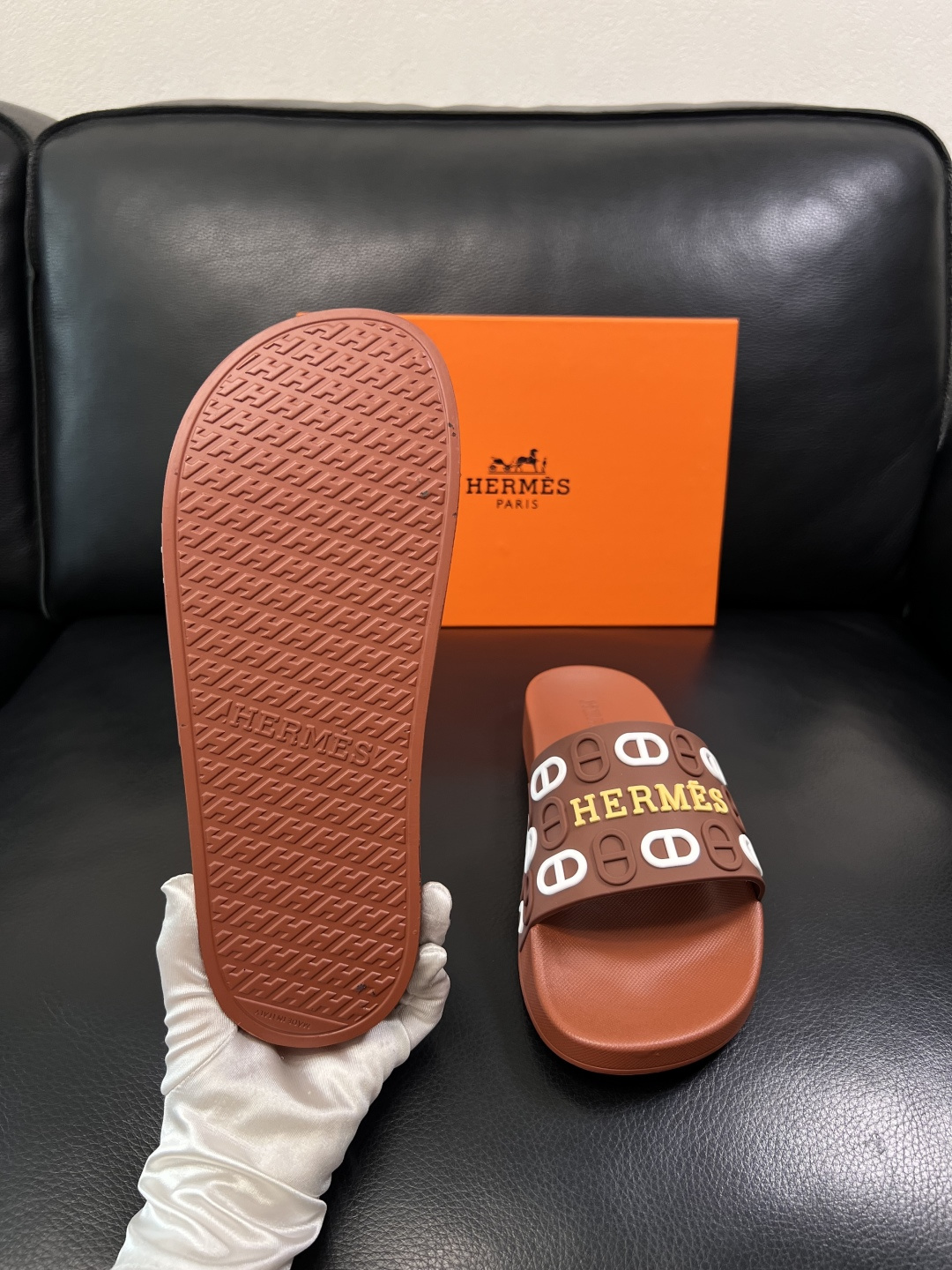 Hermes  高品质  顶级工艺品  爱马仕 拖鞋专柜同步发售原厂配置，意大利进口原版面料，高品质拼接