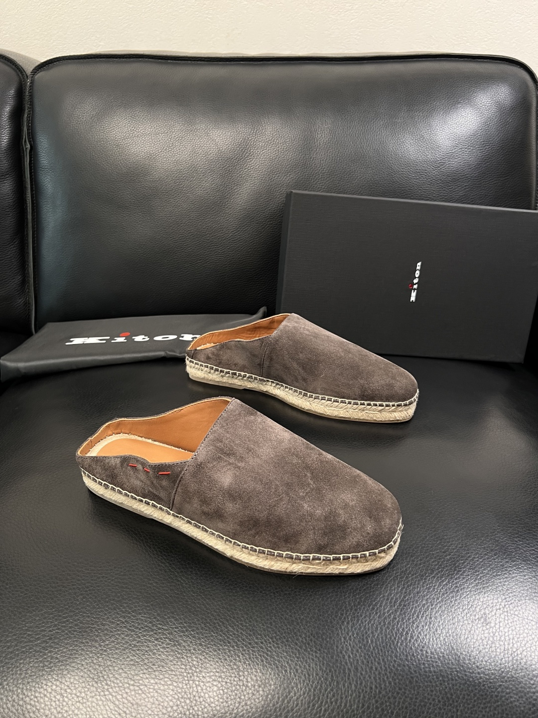 NO:854714,Just change the code without returning it. Kiton is a high-quality top handicraft. New products are synchronized at the counter. The upper is imported cowhide fabric from Italy, and the imported water-dyed cowhide lining is made by the original factory. The original sole is specially provided by the original factory. The exclusive movable molded sole is super comfortable. The original factory follows the order, high quality, welcome to compare, code number 39-44 (customized 38 45 46 47),,cowhide19860909只换码不退 kiton 高品质顶级工艺品 专柜新品同步,鞋面意大利进口牛皮面料,进口水染牛皮内里垫,鞋底原厂特供原版底,独家活动成型底超级舒适,原厂跟单货, 高品质,欢迎对比,码数 39-44 (订做38 45 46 47),,cowhide,Men's shoes