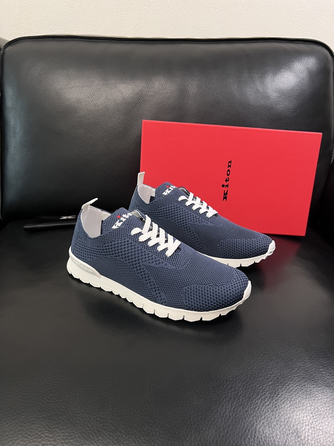 kiton  高品质   顶级工艺品  专柜新品同步，鞋面意大利进口飞织面料，进口水染牛皮内里垫，鞋底：