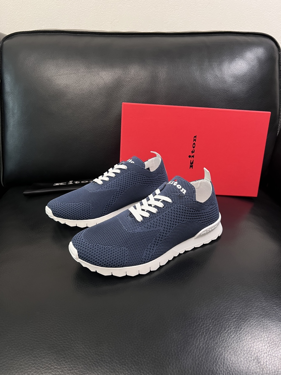 kiton  高品质   顶级工艺品  专柜新品同步，鞋面意大利进口飞织面料，进口水染牛皮内里垫，鞋底：