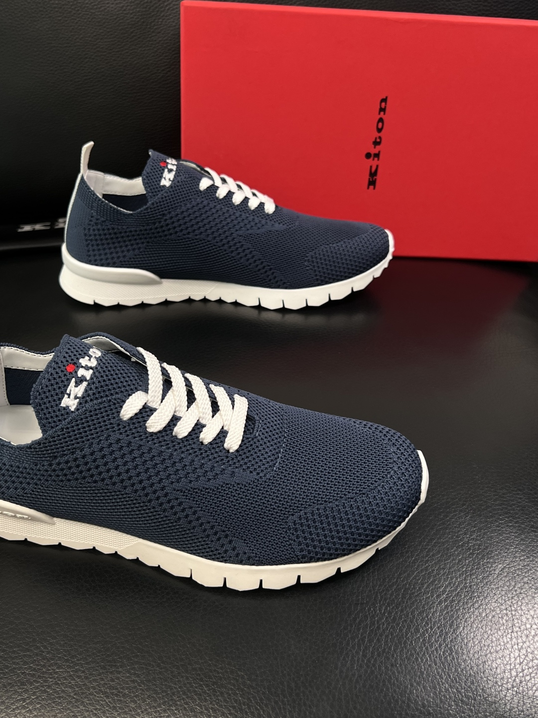 kiton  高品质   顶级工艺品  专柜新品同步，鞋面意大利进口飞织面料，进口水染牛皮内里垫，鞋底：