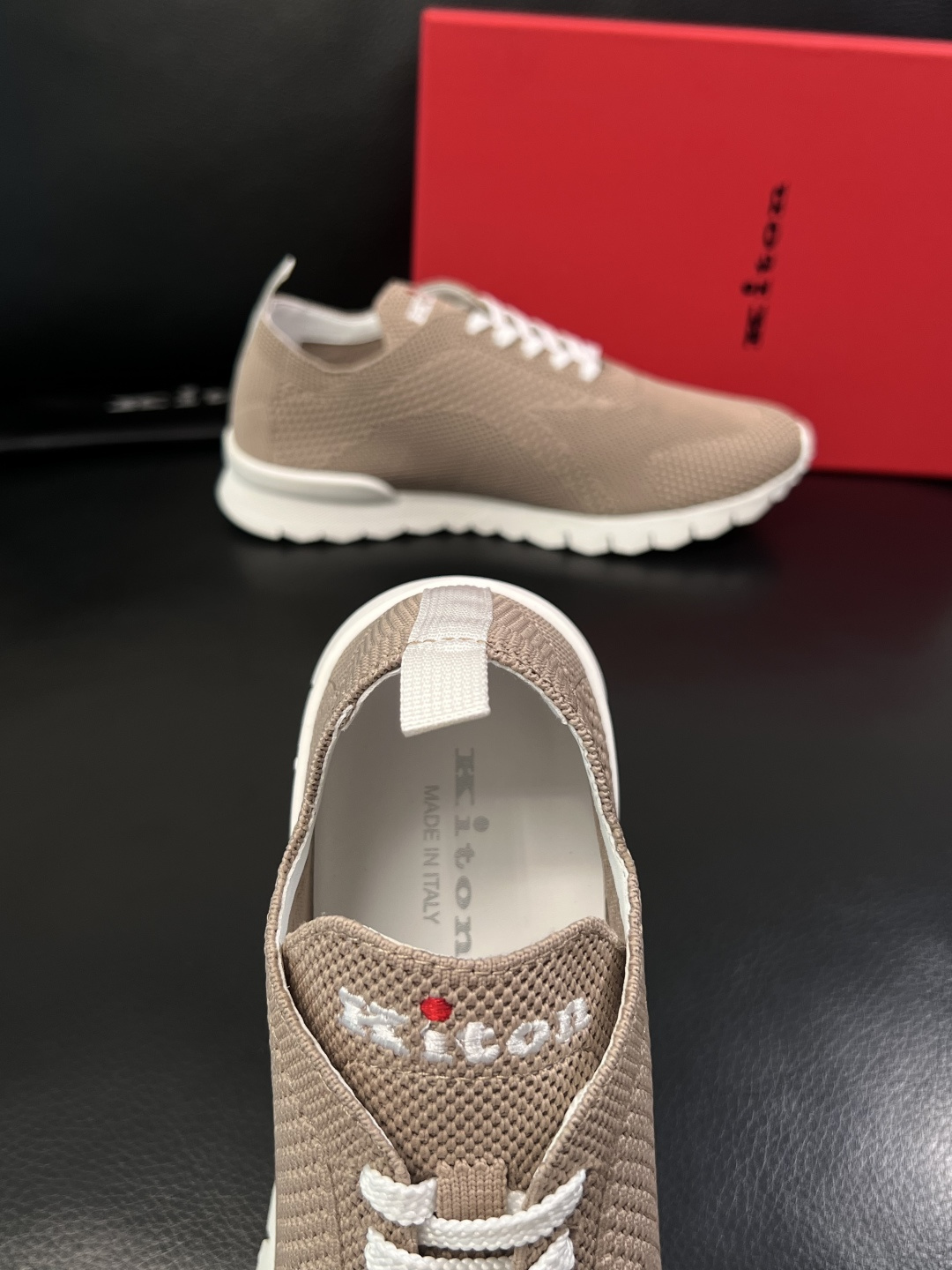 kiton  高品质   顶级工艺品  专柜新品同步，鞋面意大利进口飞织面料，进口水染牛皮内里垫，鞋底：
