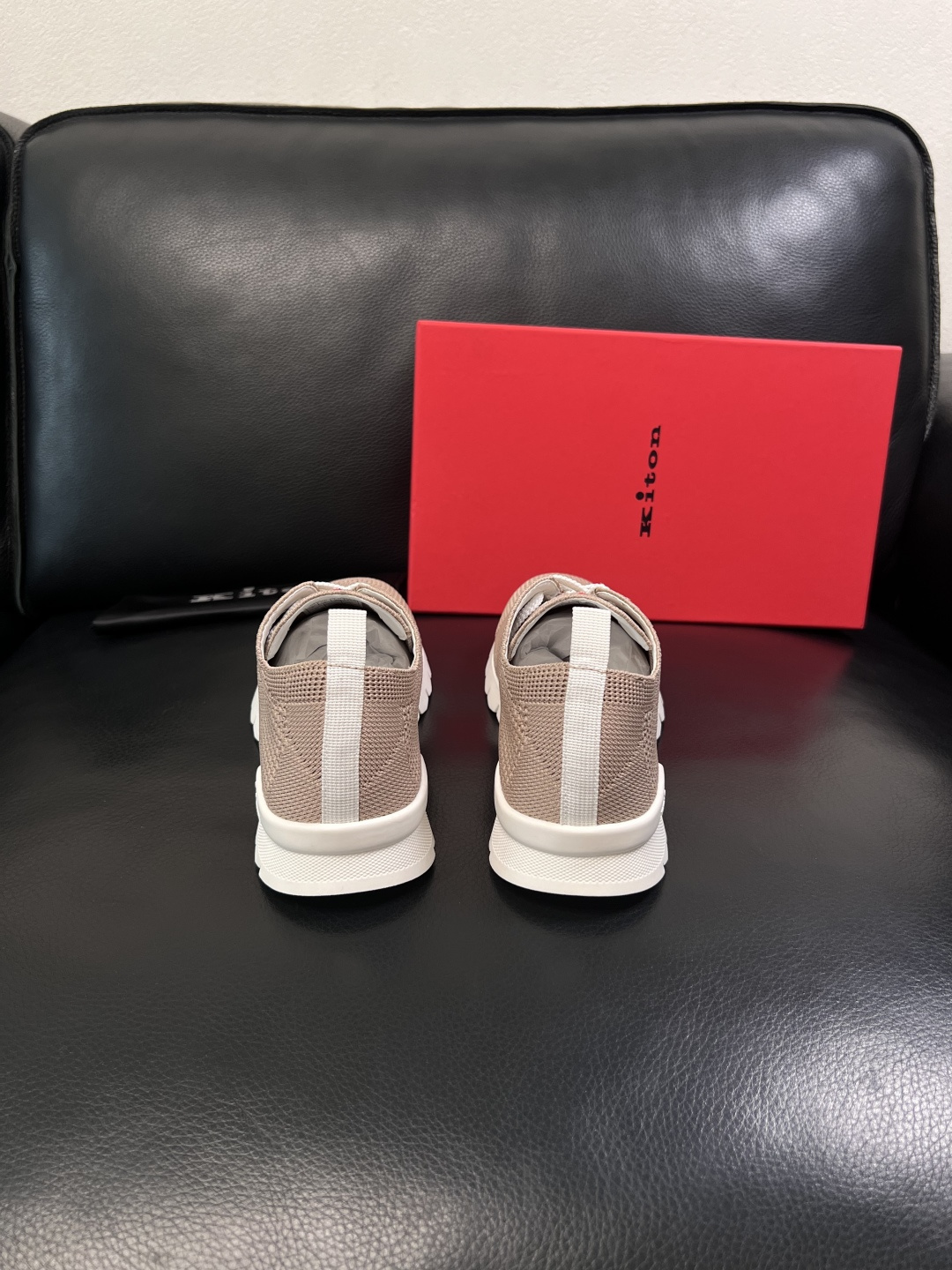 kiton  高品质   顶级工艺品  专柜新品同步，鞋面意大利进口飞织面料，进口水染牛皮内里垫，鞋底：