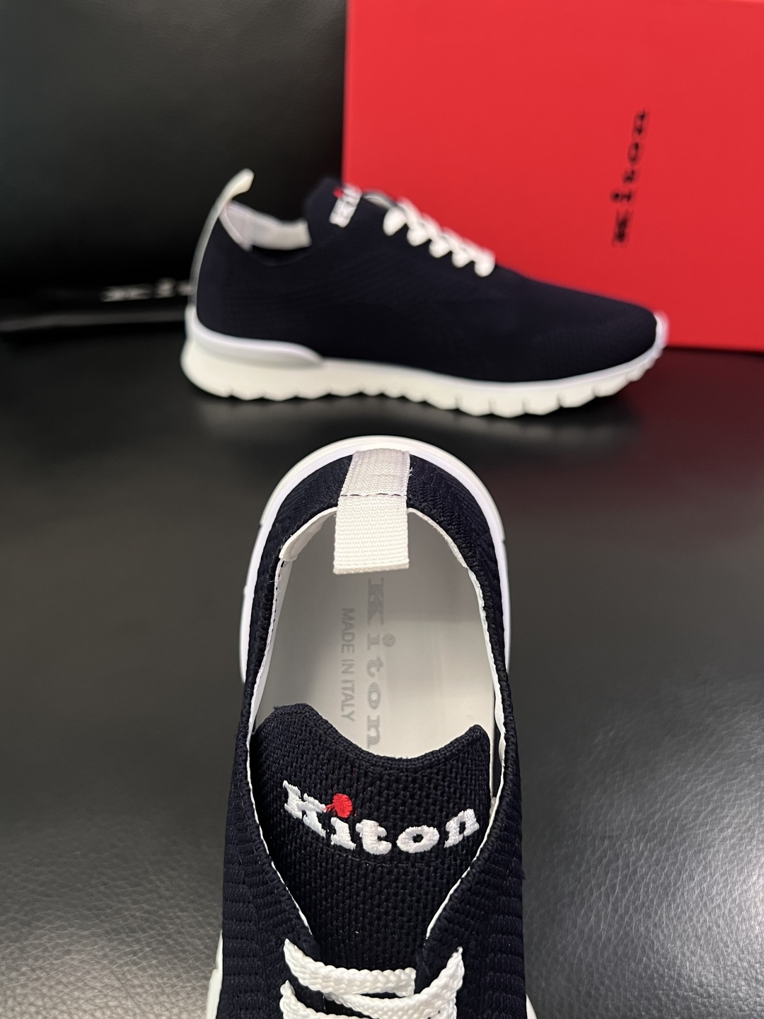 kiton  高品质   顶级工艺品  专柜新品同步，鞋面意大利进口飞织面料，进口水染牛皮内里垫，鞋底：
