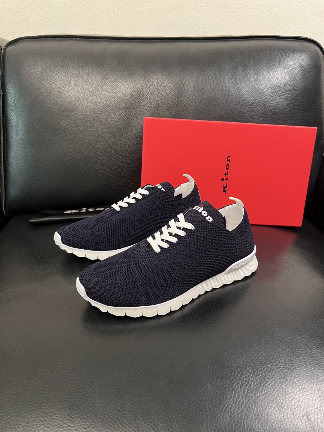 kiton  高品质   顶级工艺品  专柜新品同步，鞋面意大利进口飞织面料，进口水染牛皮内里垫，鞋底：