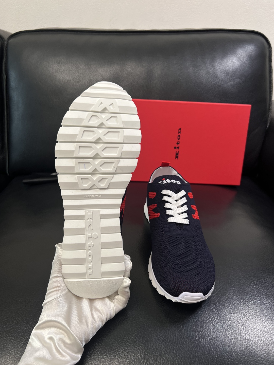 kiton  高品质   顶级工艺品  专柜新品同步，鞋面意大利进口飞织面料，进口水染牛皮内里垫，鞋底：