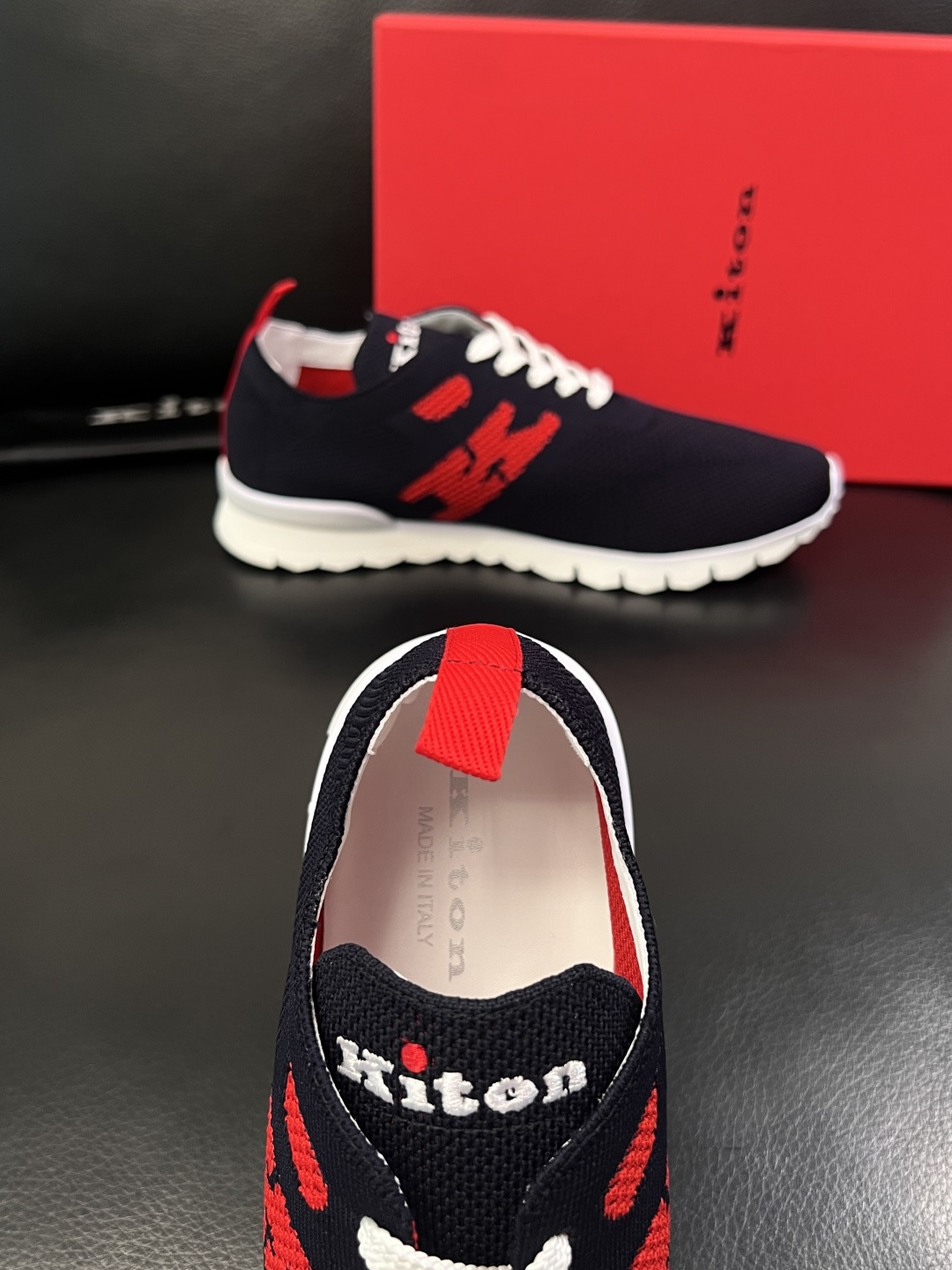 kiton  高品质   顶级工艺品  专柜新品同步，鞋面意大利进口飞织面料，进口水染牛皮内里垫，鞋底：