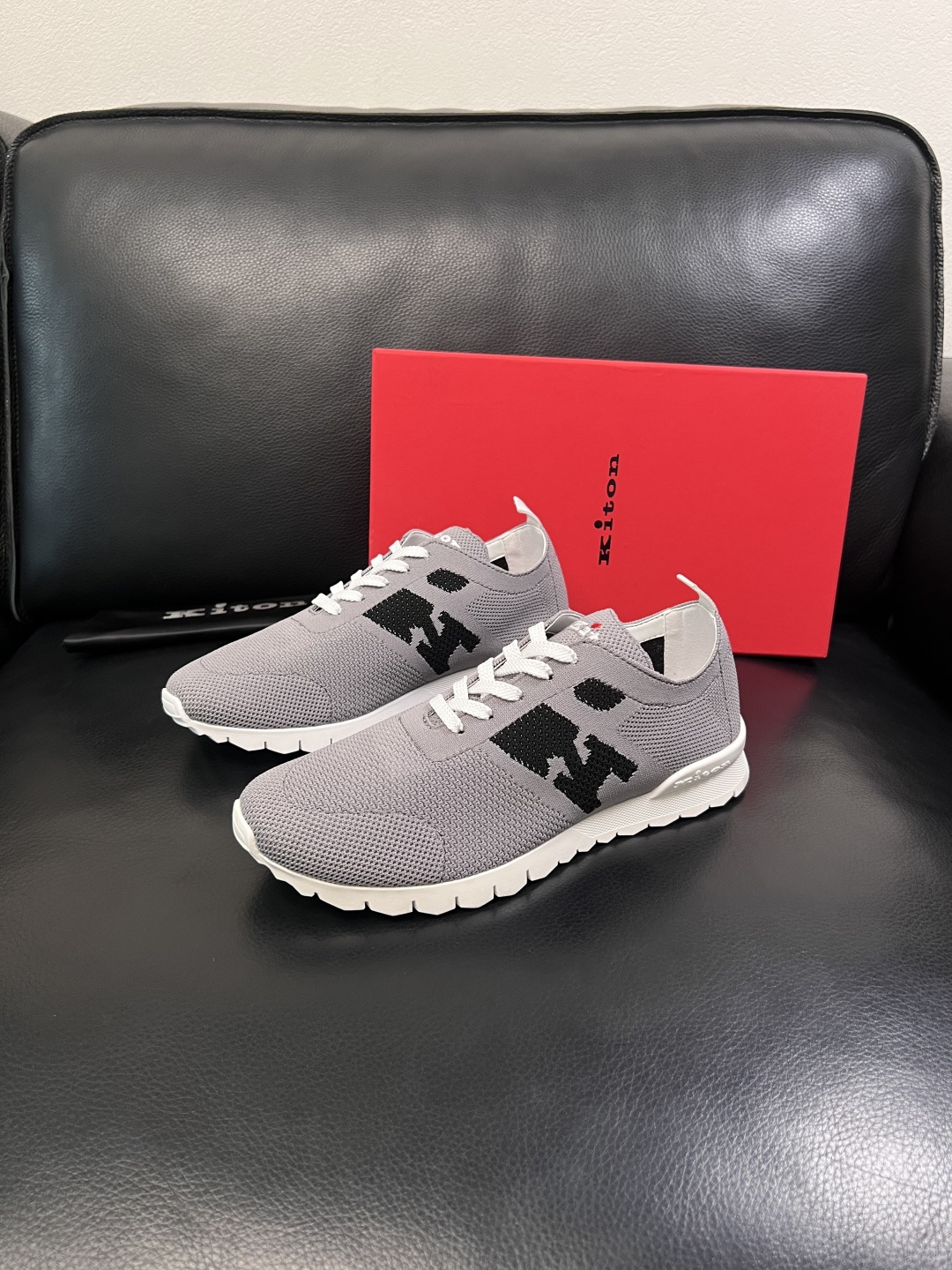 kiton  高品质   顶级工艺品  专柜新品同步，鞋面意大利进口飞织面料，进口水染牛皮内里垫，鞋底：