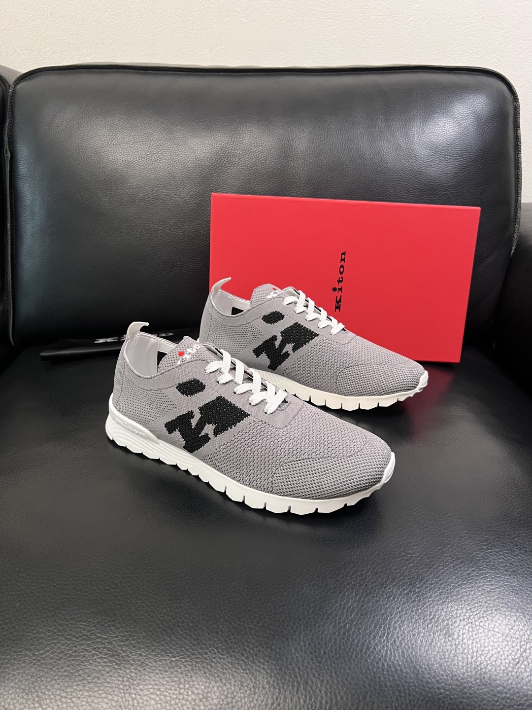 kiton  高品质   顶级工艺品  专柜新品同步，鞋面意大利进口飞织面料，进口水染牛皮内里垫，鞋底：