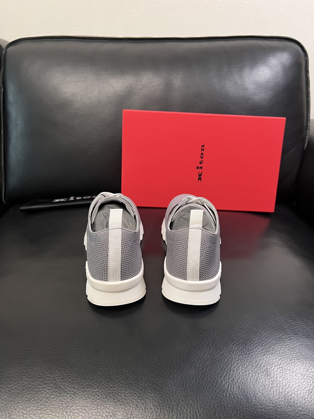 kiton  高品质   顶级工艺品  专柜新品同步，鞋面意大利进口飞织面料，进口水染牛皮内里垫，鞋底：