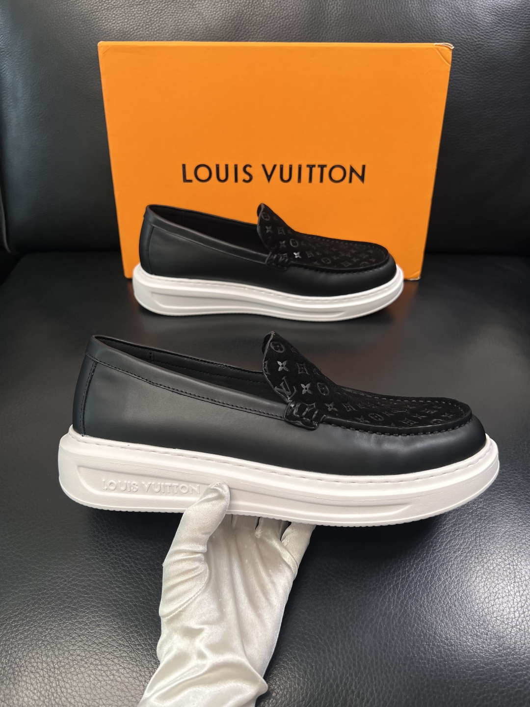 Lv  高品质  顶级工艺品  路易威登，运动板鞋专柜同步，鞋面意大利进口，高品质拼接缤纷色彩复杂工艺品