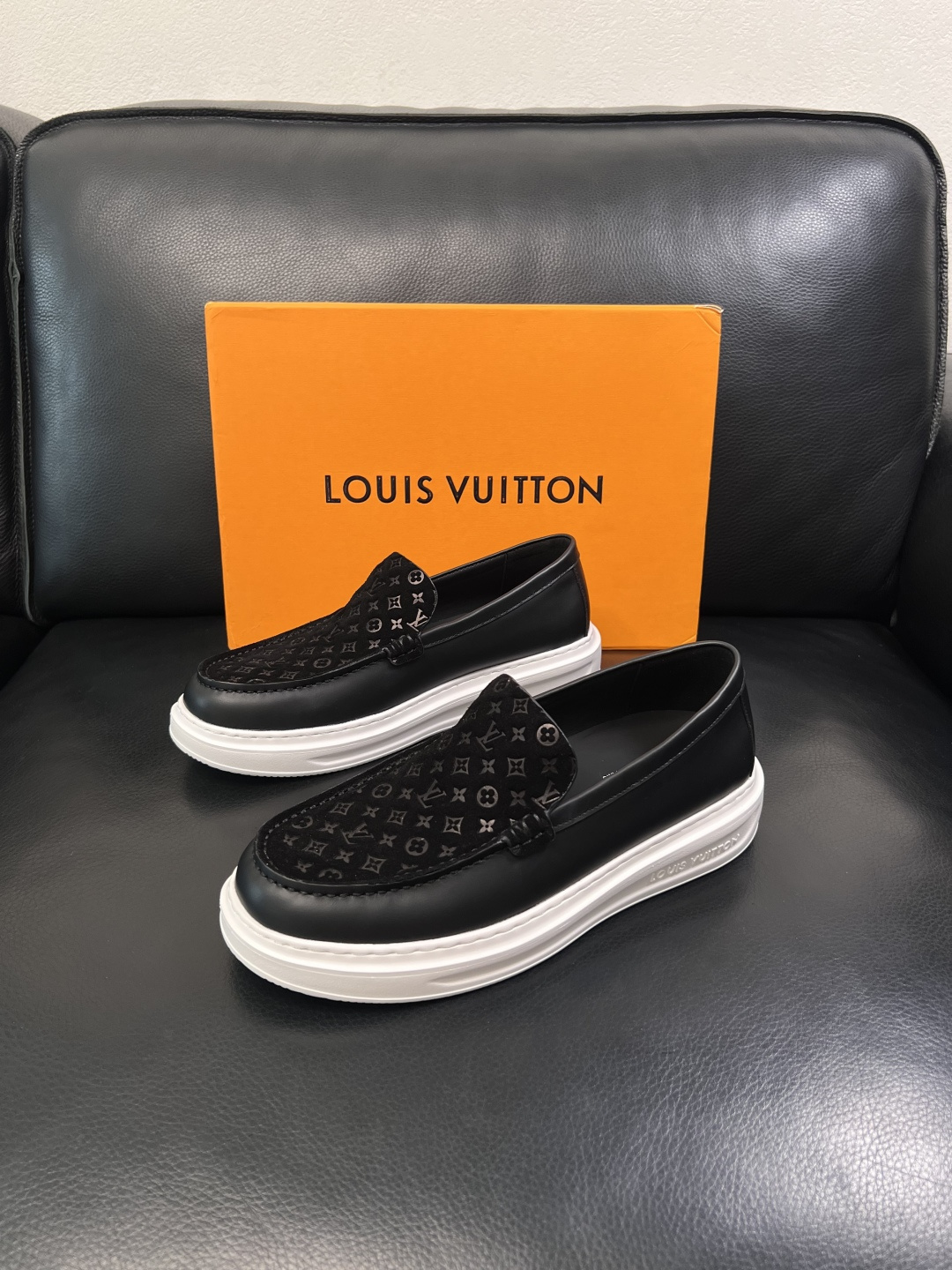 Lv  高品质  顶级工艺品  路易威登，运动板鞋专柜同步，鞋面意大利进口，高品质拼接缤纷色彩复杂工艺品