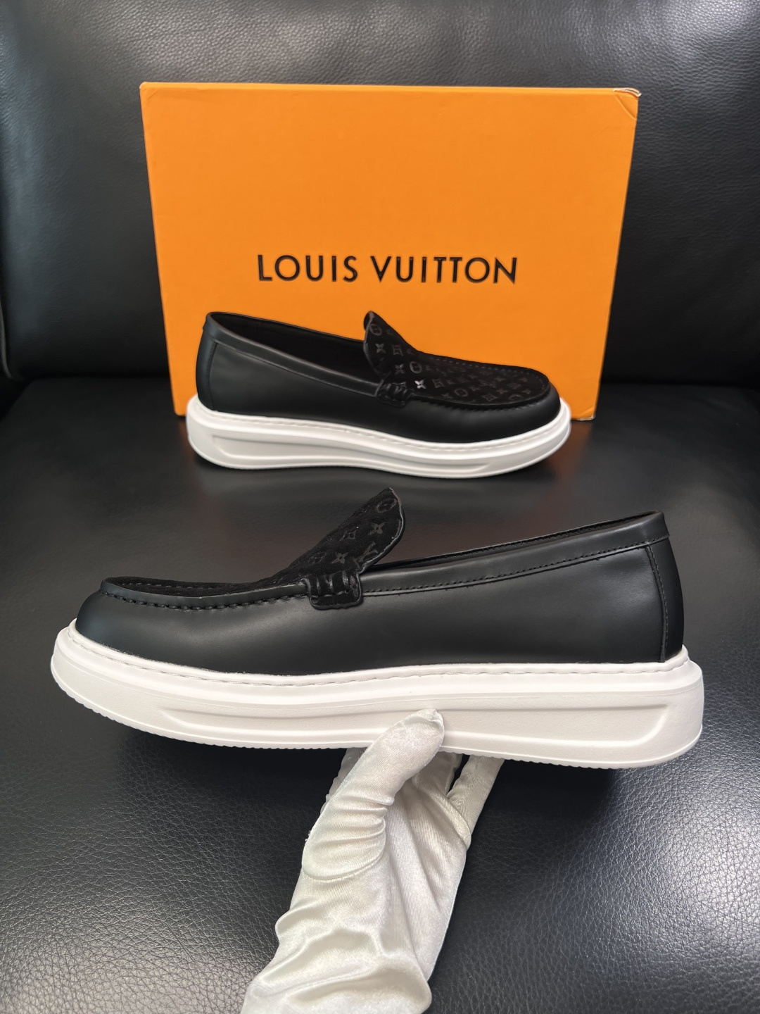Lv  高品质  顶级工艺品  路易威登，运动板鞋专柜同步，鞋面意大利进口，高品质拼接缤纷色彩复杂工艺品