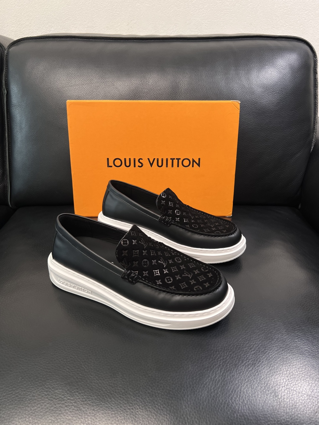 Lv  高品质  顶级工艺品  路易威登，运动板鞋专柜同步，鞋面意大利进口，高品质拼接缤纷色彩复杂工艺品