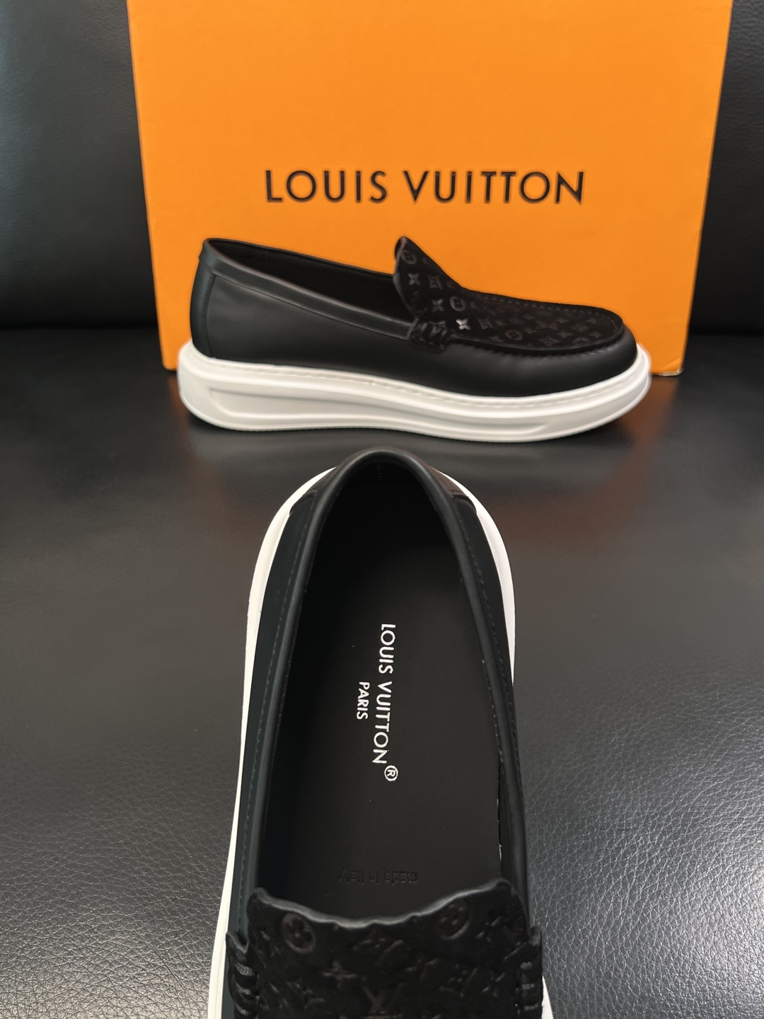 Lv  高品质  顶级工艺品  路易威登，运动板鞋专柜同步，鞋面意大利进口，高品质拼接缤纷色彩复杂工艺品