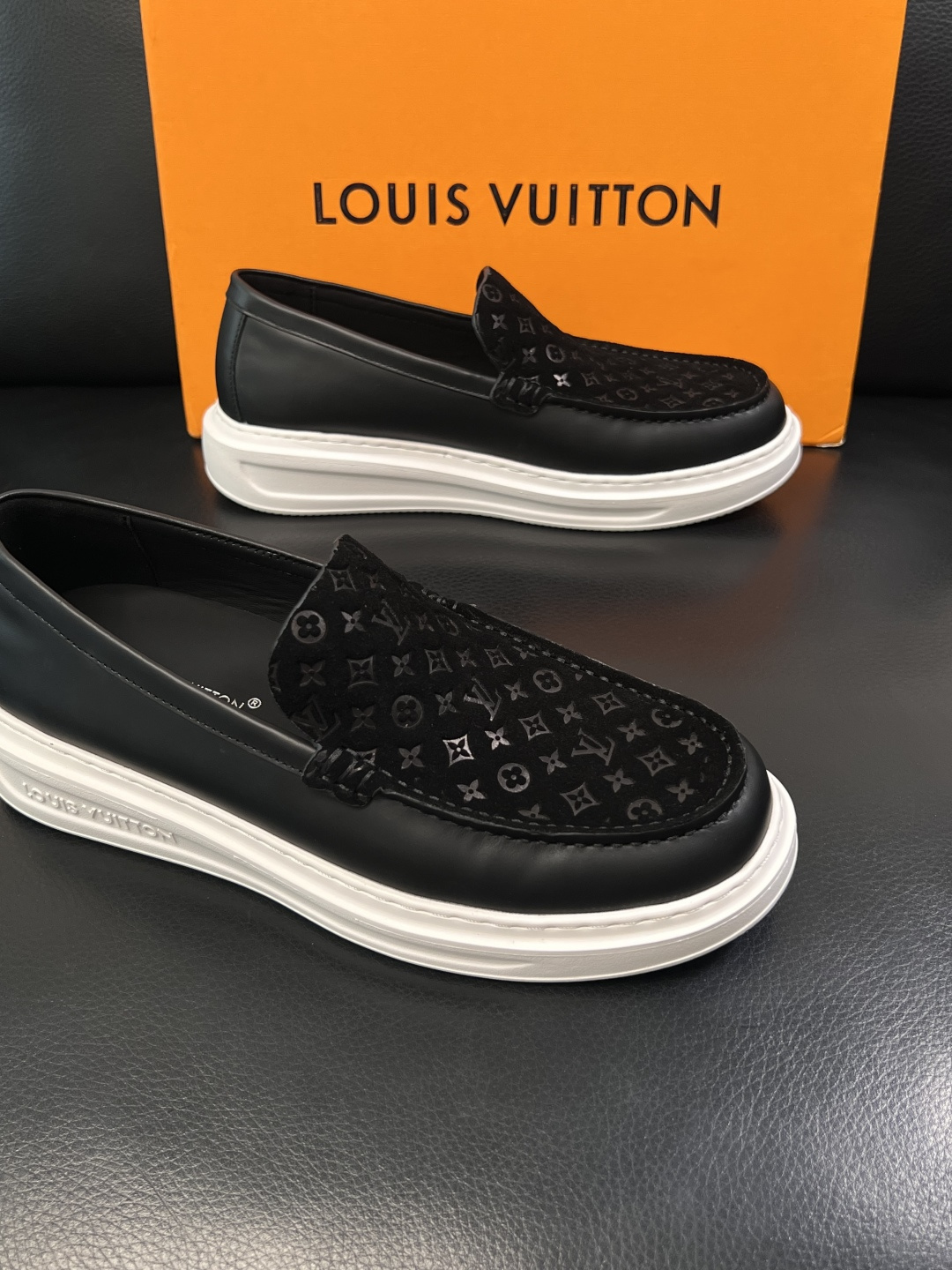 Lv  高品质  顶级工艺品  路易威登，运动板鞋专柜同步，鞋面意大利进口，高品质拼接缤纷色彩复杂工艺品