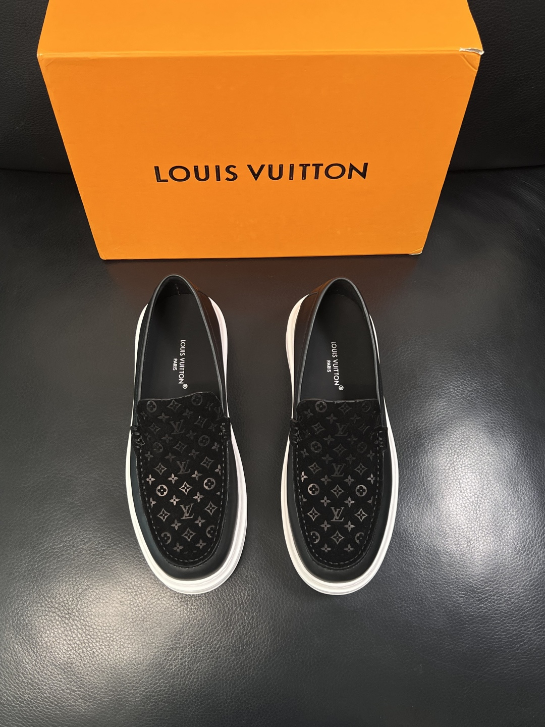 Lv  高品质  顶级工艺品  路易威登，运动板鞋专柜同步，鞋面意大利进口，高品质拼接缤纷色彩复杂工艺品