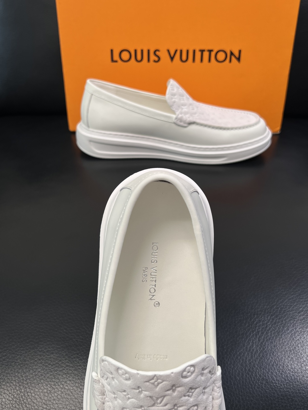 Lv  高品质  顶级工艺品  路易威登，运动板鞋专柜同步，鞋面意大利进口，高品质拼接缤纷色彩复杂工艺品