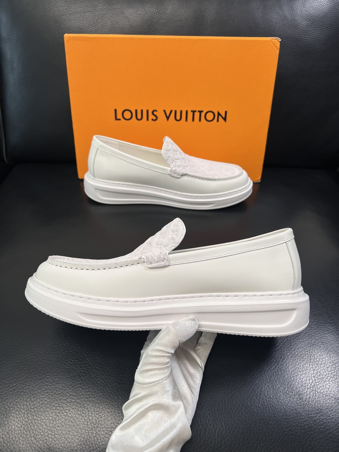 Lv  高品质  顶级工艺品  路易威登，运动板鞋专柜同步，鞋面意大利进口，高品质拼接缤纷色彩复杂工艺品