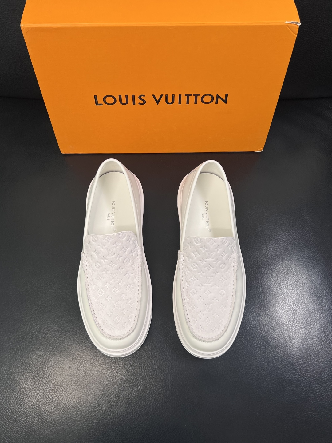 Lv  高品质  顶级工艺品  路易威登，运动板鞋专柜同步，鞋面意大利进口，高品质拼接缤纷色彩复杂工艺品