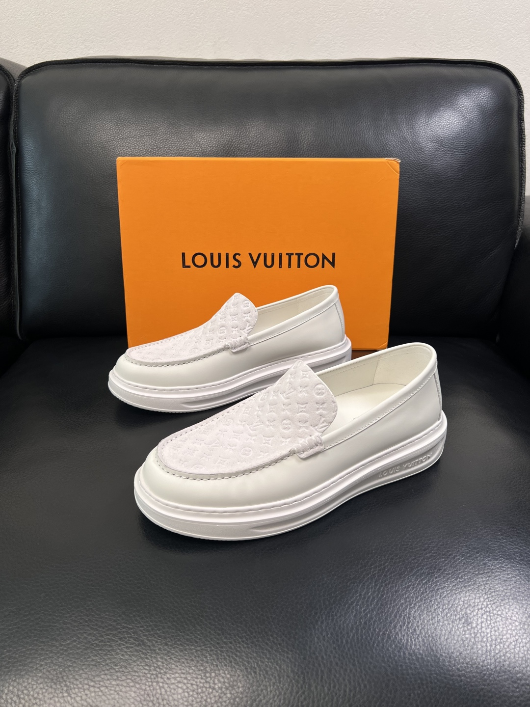 Lv  高品质  顶级工艺品  路易威登，运动板鞋专柜同步，鞋面意大利进口，高品质拼接缤纷色彩复杂工艺品