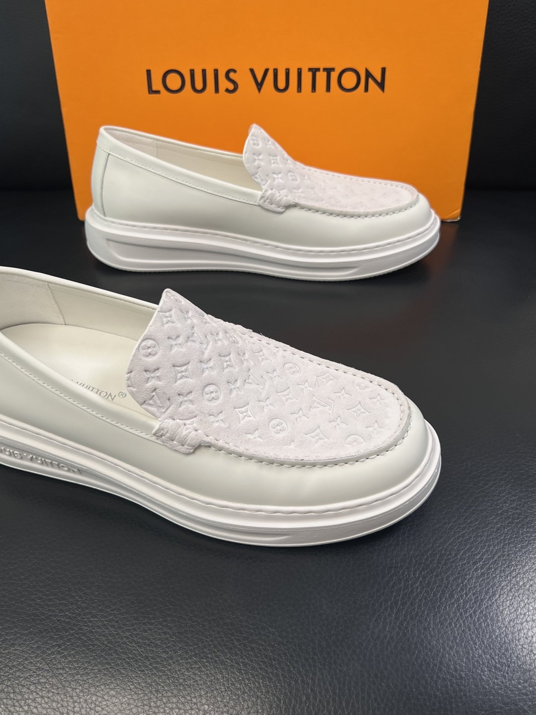 Lv  高品质  顶级工艺品  路易威登，运动板鞋专柜同步，鞋面意大利进口，高品质拼接缤纷色彩复杂工艺品