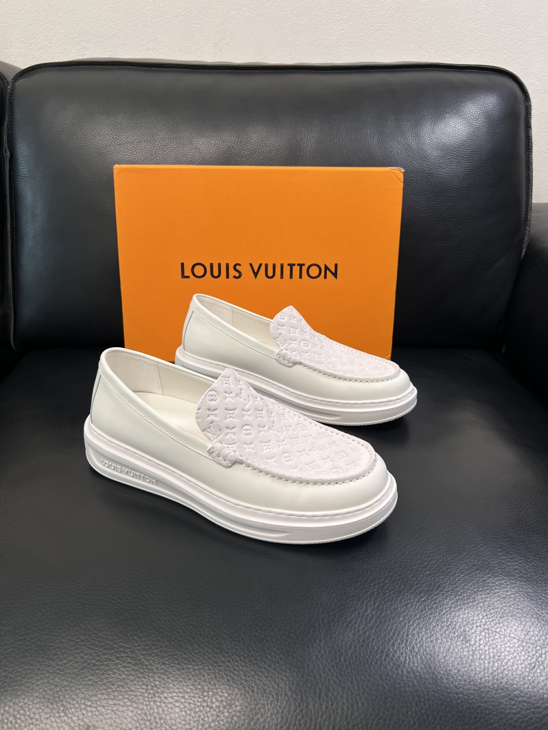 Lv  高品质  顶级工艺品  路易威登，运动板鞋专柜同步，鞋面意大利进口，高品质拼接缤纷色彩复杂工艺品