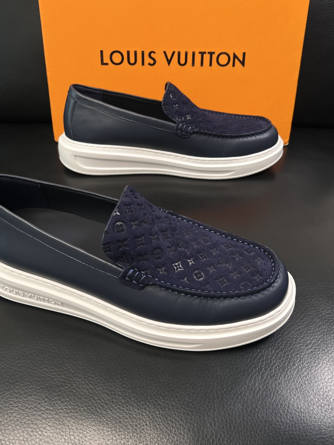 Lv  高品质  顶级工艺品  路易威登，运动板鞋专柜同步，鞋面意大利进口，高品质拼接缤纷色彩复杂工艺品