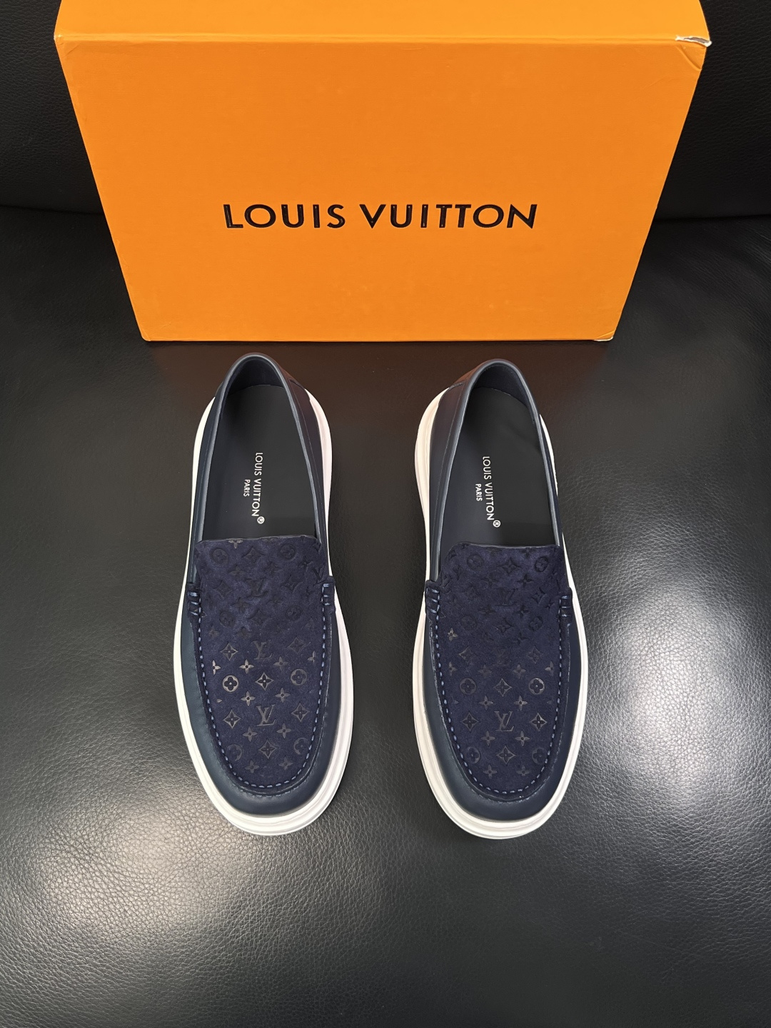 Lv  高品质  顶级工艺品  路易威登，运动板鞋专柜同步，鞋面意大利进口，高品质拼接缤纷色彩复杂工艺品