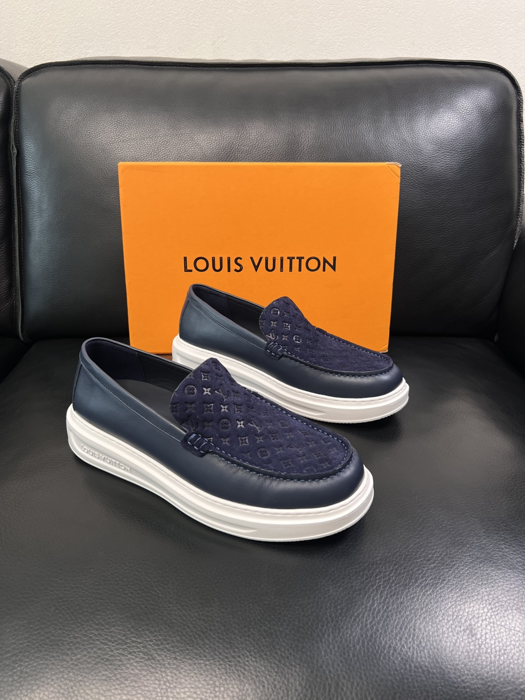Lv  高品质  顶级工艺品  路易威登，运动板鞋专柜同步，鞋面意大利进口，高品质拼接缤纷色彩复杂工艺品