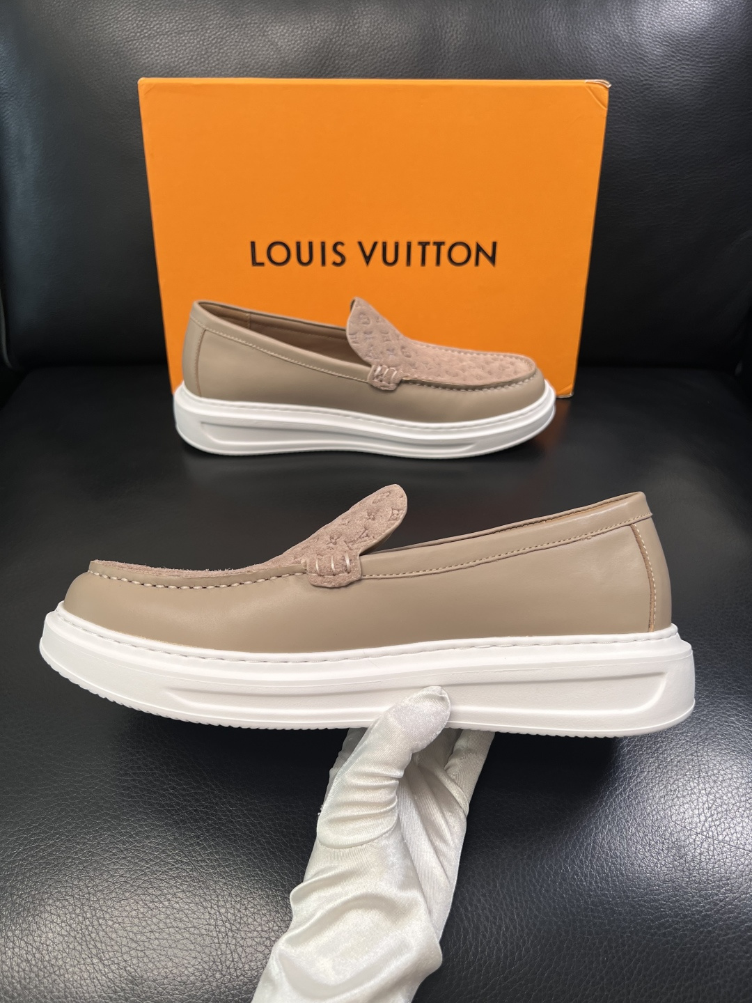 Lv  高品质  顶级工艺品  路易威登，运动板鞋专柜同步，鞋面意大利进口，高品质拼接缤纷色彩复杂工艺品